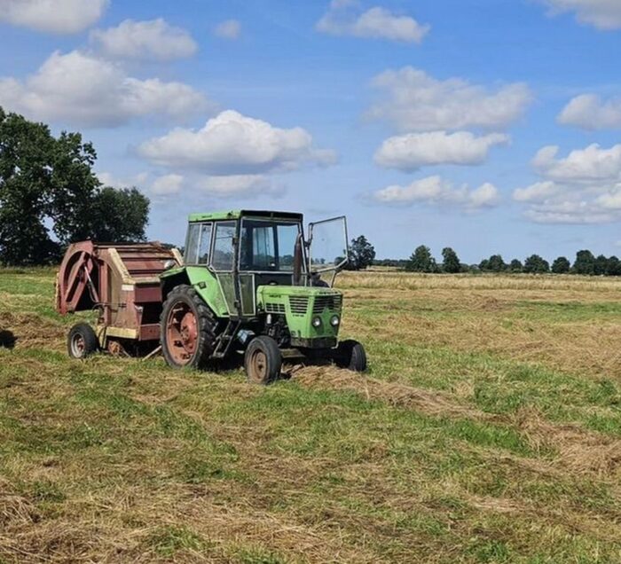 wypadek, prasa rolnicza, prasowanie siana, pochwycenie, śmierć mężczyzny