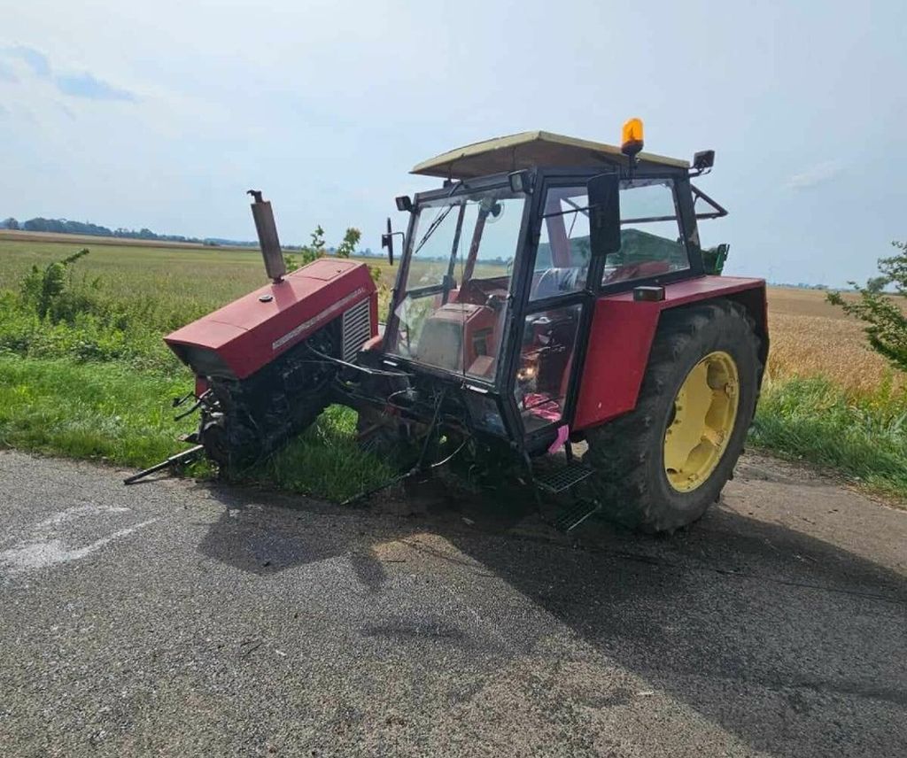 wypadek, zderzenie, auto, ciągnik