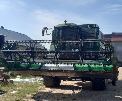 wypadek, obsługa kombajnu, kombajn, żniwa, ranny mężczyzna