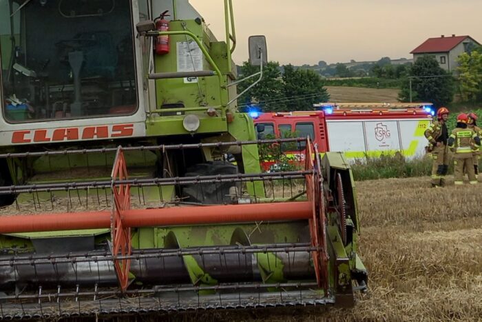 zdarzenie drogowe, zderzenie, auto, kombajn