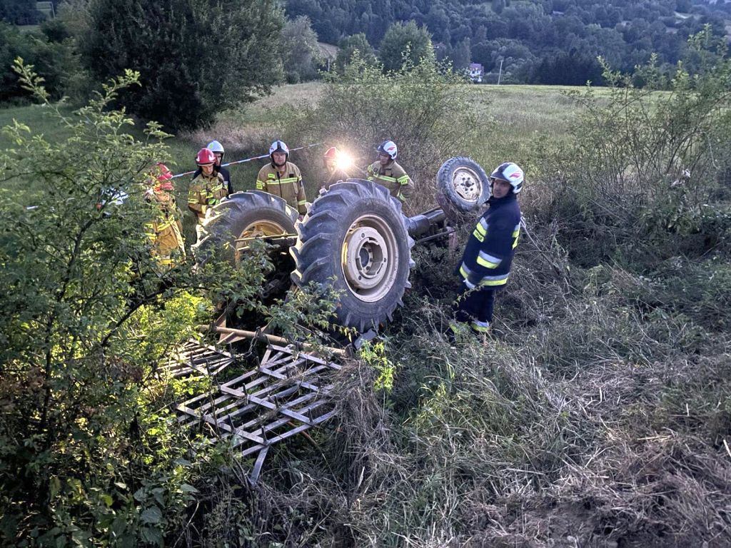 prace polowe, wypadek, wywrócony ciągnik, śmierć traktorzysty