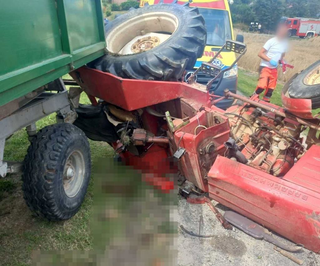 wypadek, transport zboża, wywrócony ciągnik, ranny traktorzysta