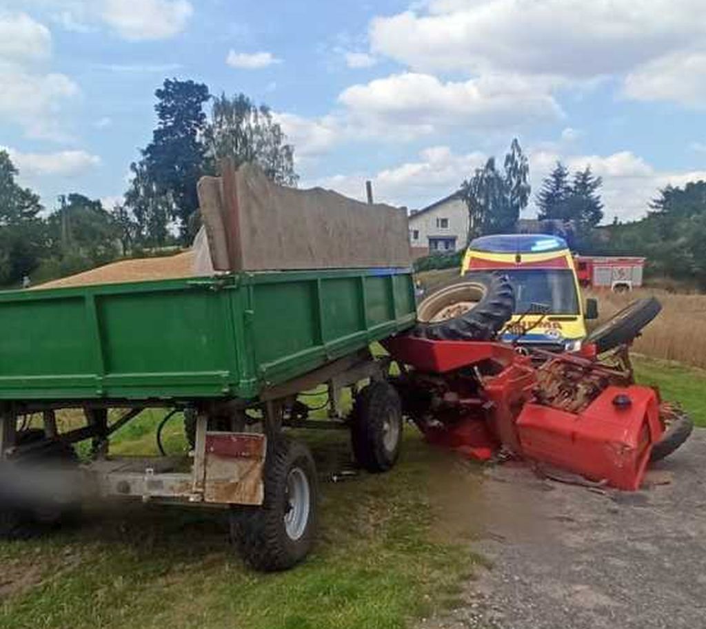wypadek, transport zboża, wywrócony ciągnik, ranny traktorzysta