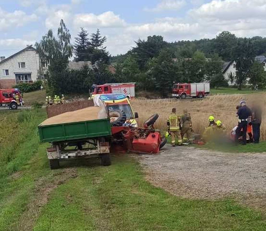 wypadek, transport zboża, wywrócony ciągnik, ranny traktorzysta