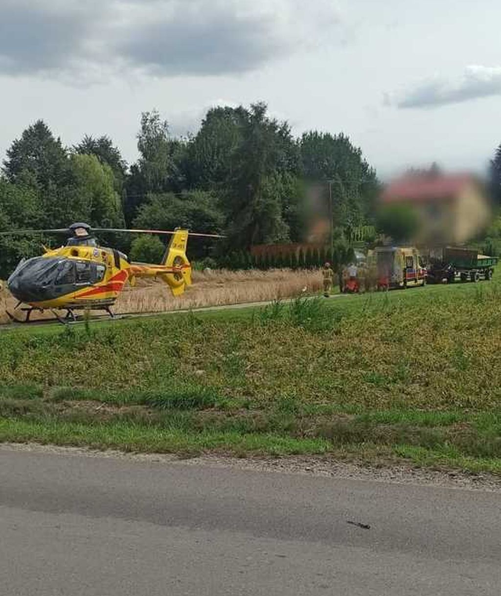 wypadek, transport zboża, wywrócony ciągnik, ranny traktorzysta