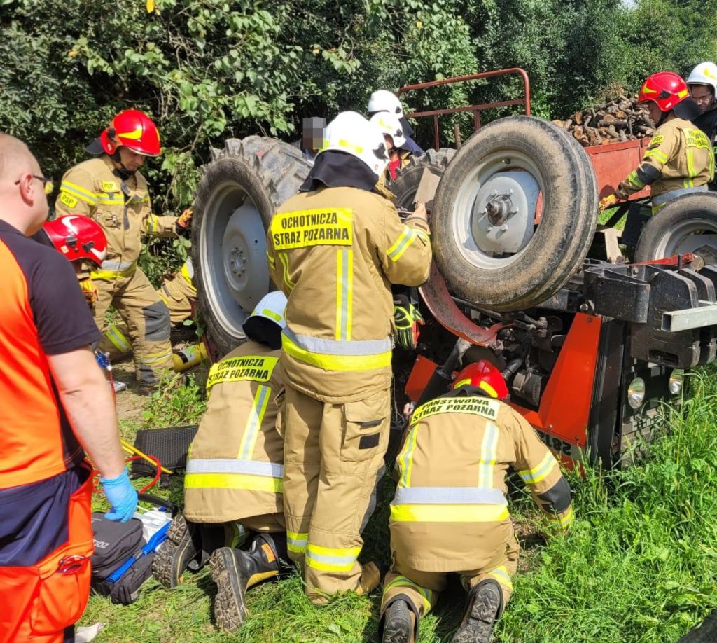 wypadek, wywrócony ciągnik, ranny traktorzysta, kp psp sandomierz