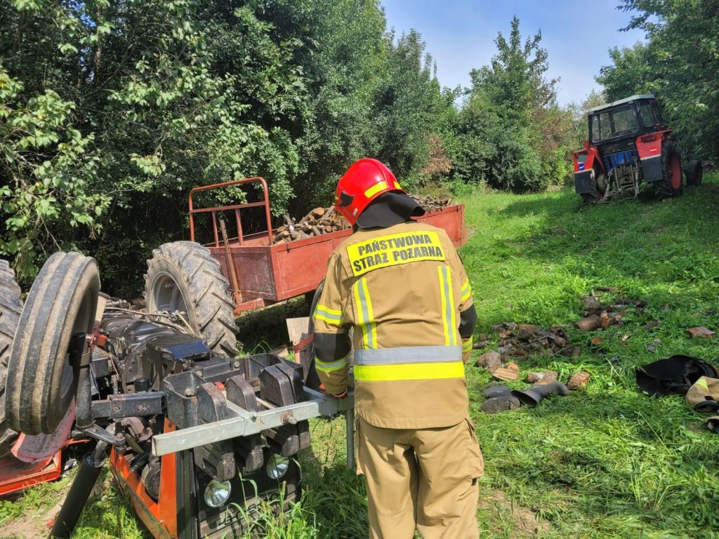 wypadek, wywrócony ciągnik, ranny traktorzysta, kp psp sandomierz