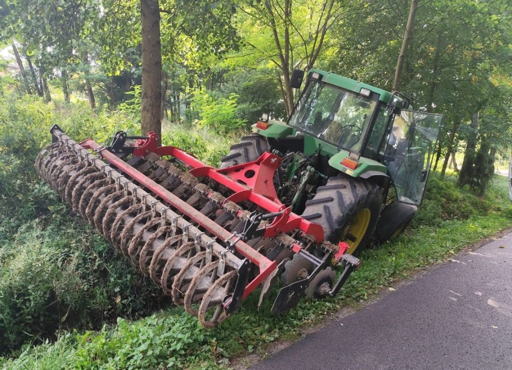 ciągnik, ciągnik w rowie, pijany traktorzysta, zabezpieczony ciągnik