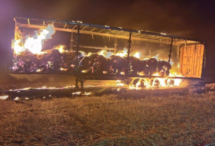 pożar, akcja gaśnicza, naczepa, baloty, słoma