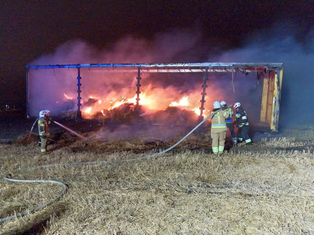 pożar, akcja gaśnicza, naczepa, baloty, słoma