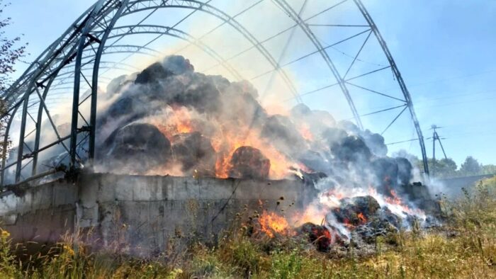 pożar, wiata, słoma, baloty słomy, ładowarki