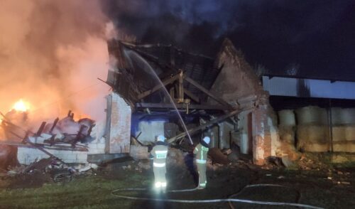 pożar, stodoła, słoma, baloty słomy, podpalacz