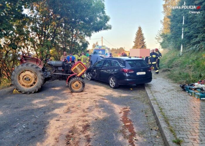 wypadek, zdarzenie drogowe, auto, ciągnik
