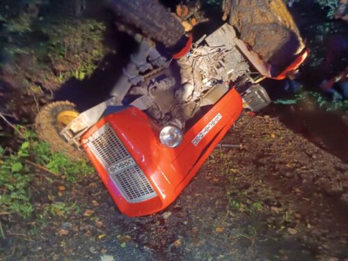 wypadek, ciągnik, zwózka drewna, wywrócony ciągnik, śmierć mężczyzny