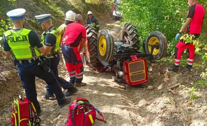 wypadek, wywrócony ciągnik, śmierć traktorzysty, przygniecenie