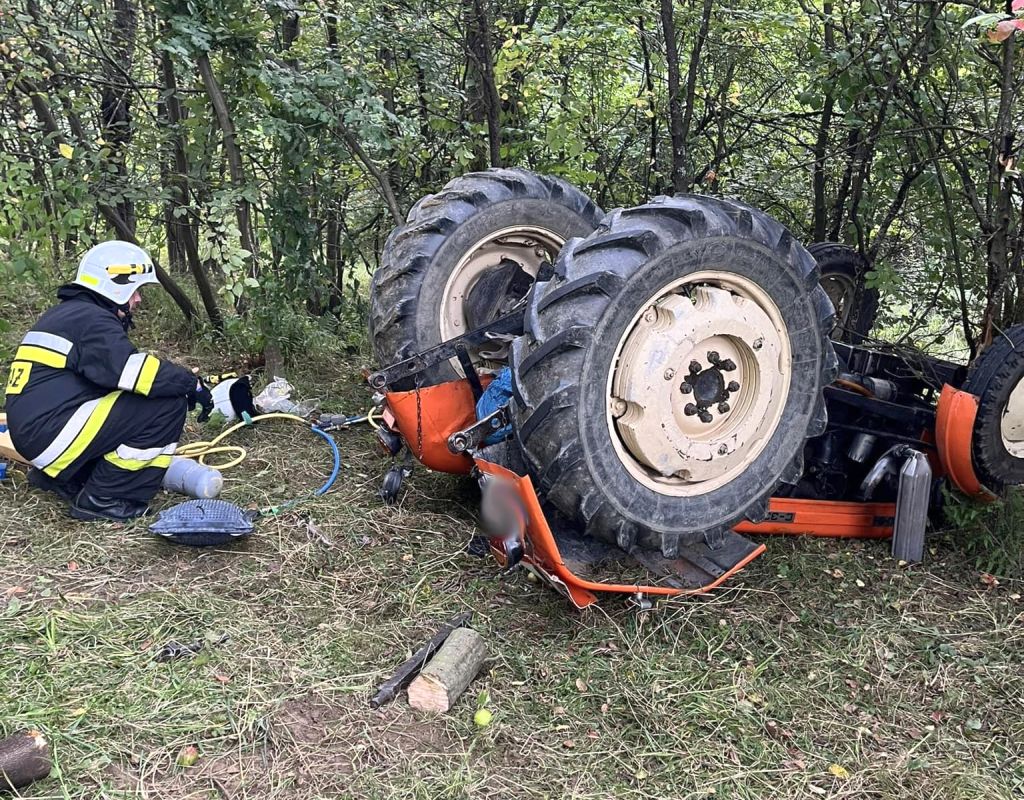wypadek, wywrócony ciągnik, ranny traktorzysta, akcja ratunkowa