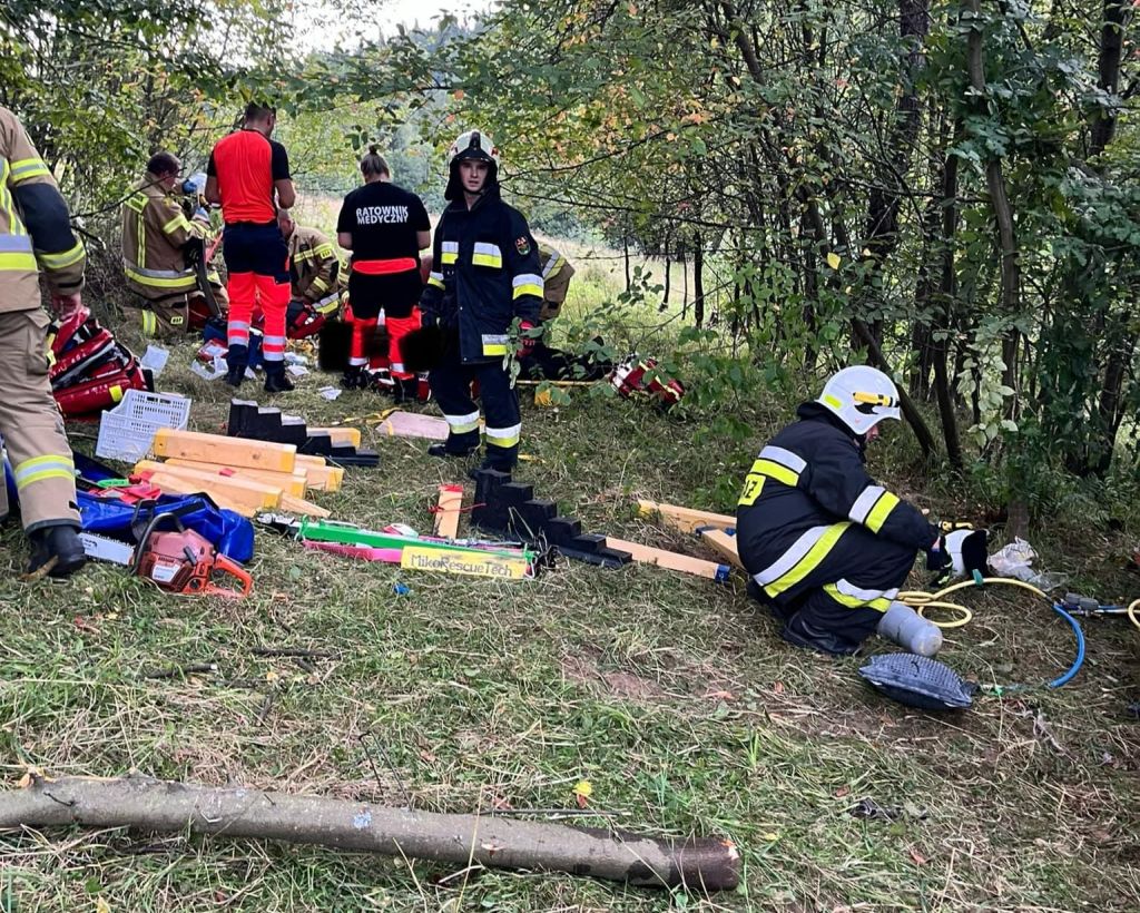 wypadek, wywrócony ciągnik, ranny traktorzysta, akcja ratunkowa