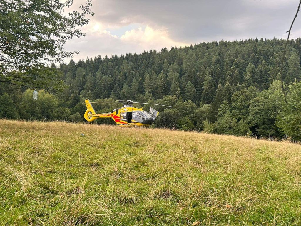 wypadek, wywrócony ciągnik, ranny traktorzysta, akcja ratunkowa