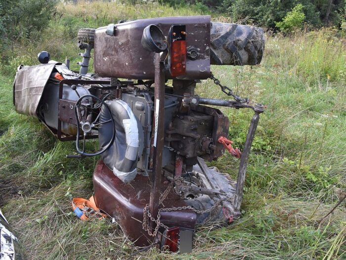 wypadek, wywrócony ciągnik, śmierć traktorzysty, ranny pasażer