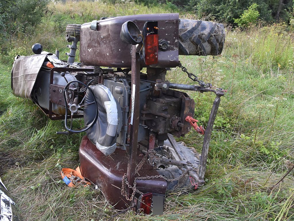 wypadek, wywrócony ciągnik, śmierć traktorzysty, ranny pasażer