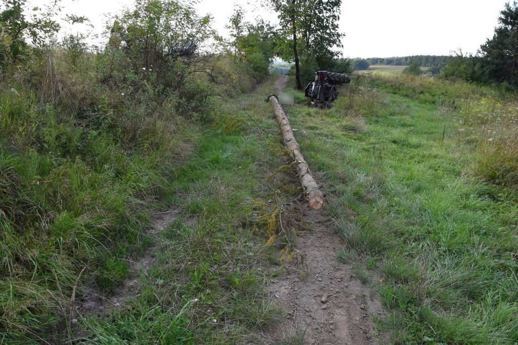 wypadek, wywrócony ciągnik, śmierć traktorzysty, ranny pasażer