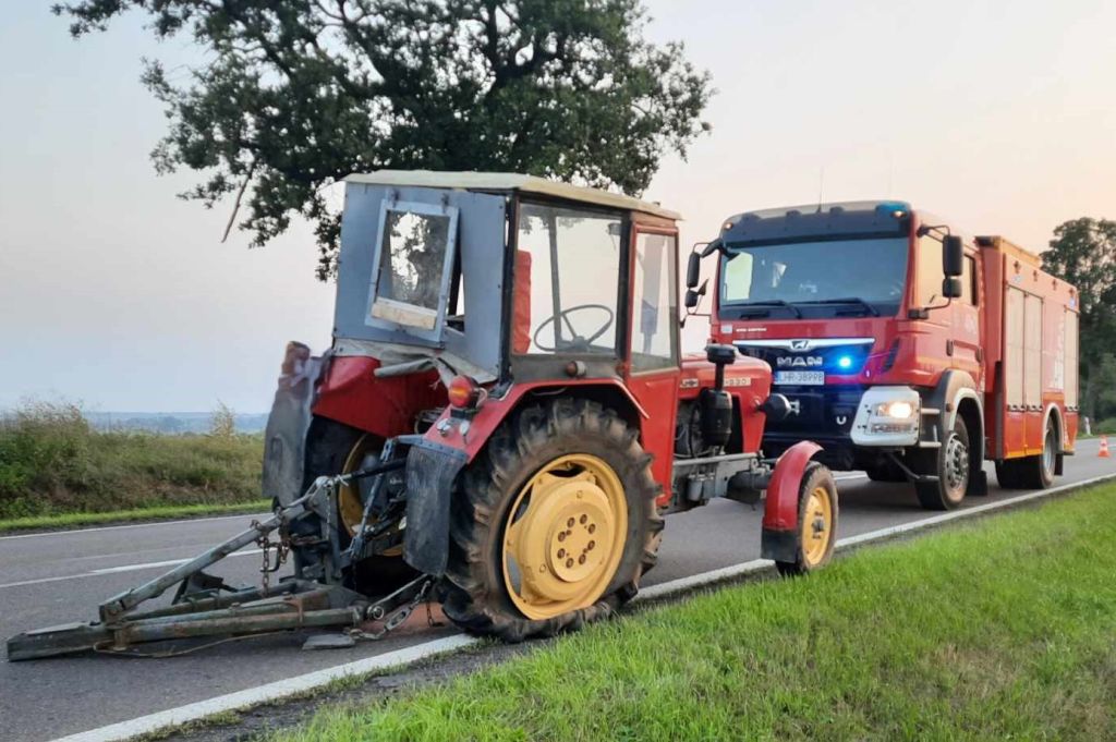 kolizja, zderzenie, auto, ciągnik