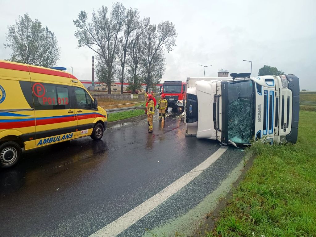 kp psp gniezno, kolizja, wywrócona ciężarówka, jabłka
