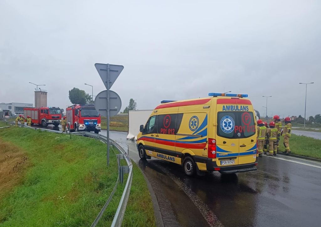 kp psp gniezno, kolizja, wywrócona ciężarówka, jabłka