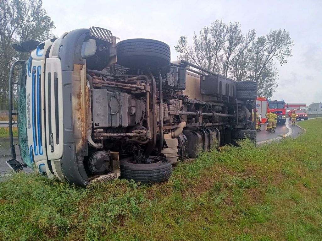kp psp gniezno, kolizja, wywrócona ciężarówka, jabłka