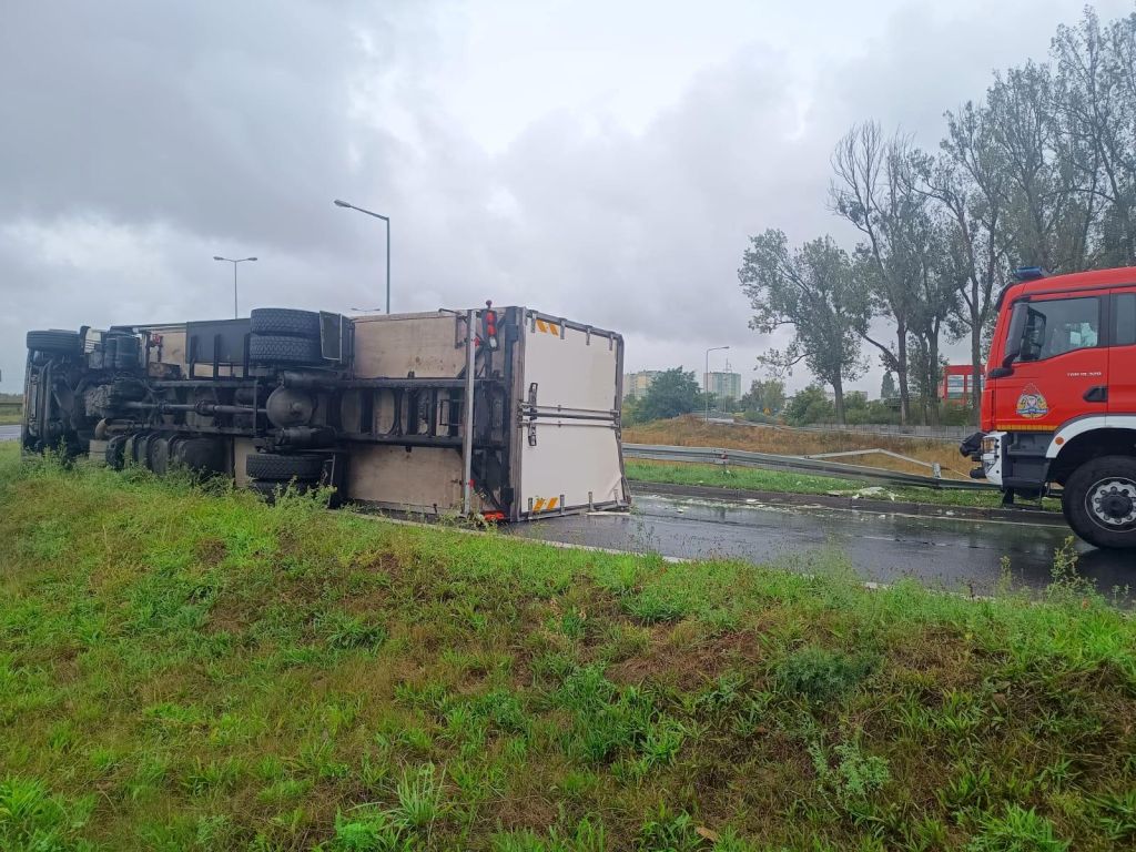 kp psp gniezno, kolizja, wywrócona ciężarówka, jabłka