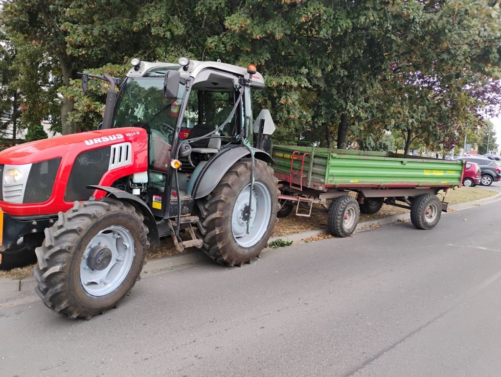 ciągnik, kolizja, latarnia, drzwi, nietrzeźwy traktorzysta