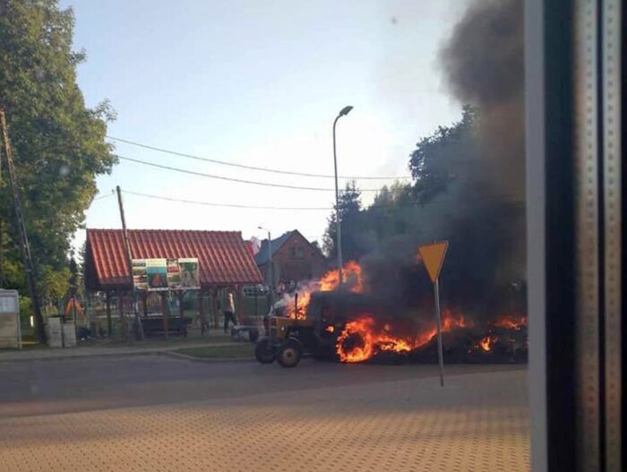 pożar, ciągnik, przyczepa, siano, osp