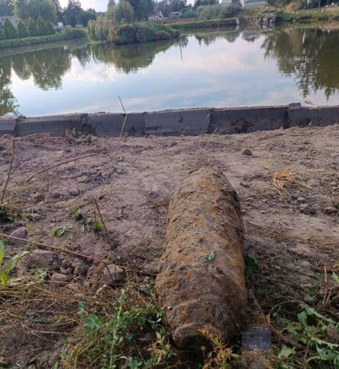 staw, pogłębianie stawu, niewybuch, bomba