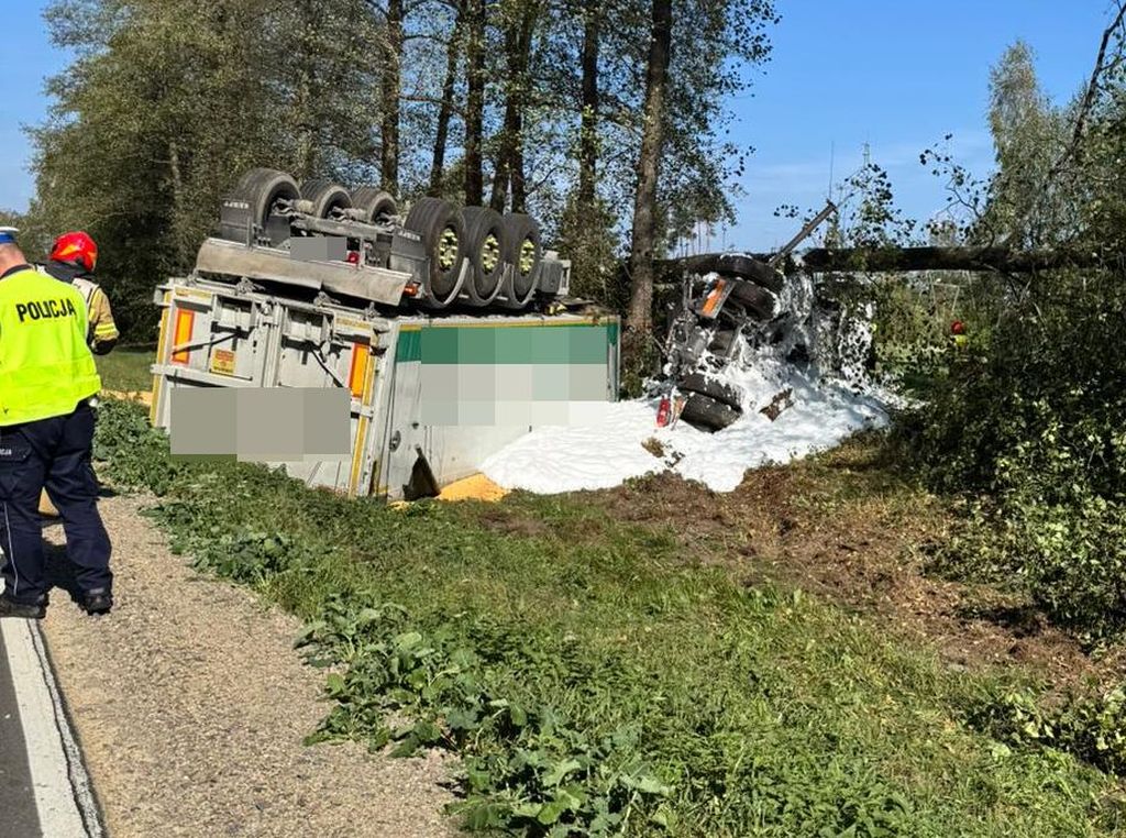 zdarzenie drogowe, wypadek, wywrócona ciężarówka, zboże