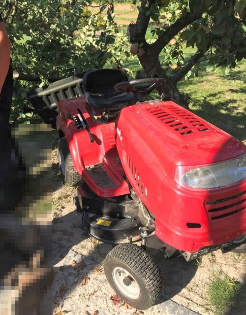 prace porządkowe, traktorek, drzewo, przygniecenie, ranny mężczyzna