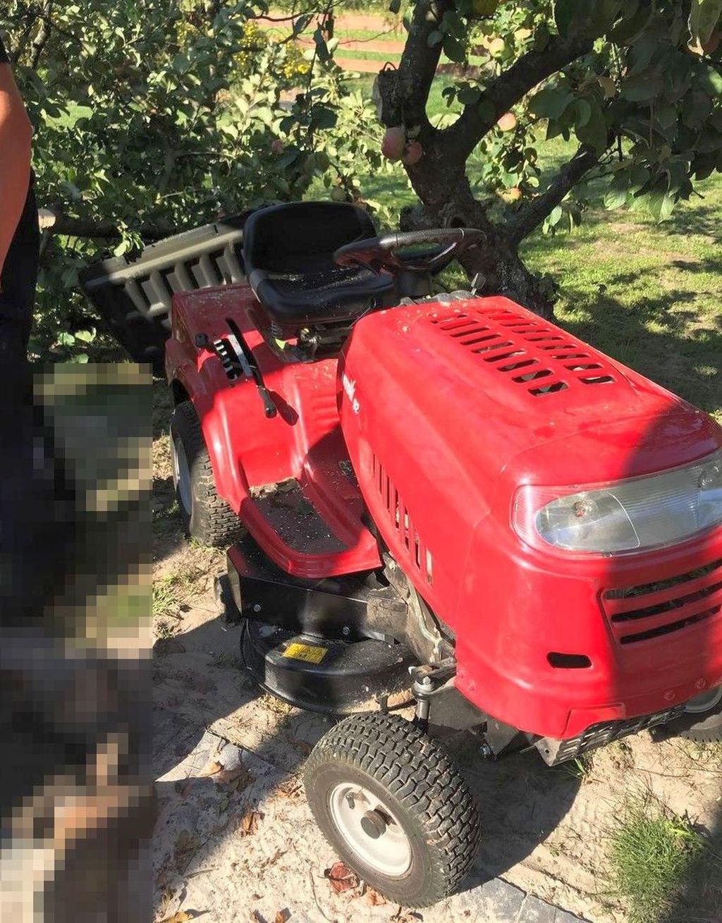 prace porządkowe, traktorek, drzewo, przygniecenie, ranny mężczyzna