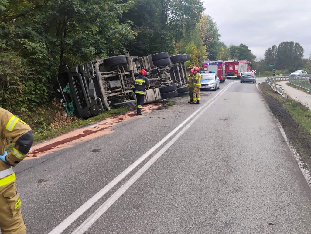 zdarzenie drogowe, ciężarówka, buraki cukrowe, przewóz buraków