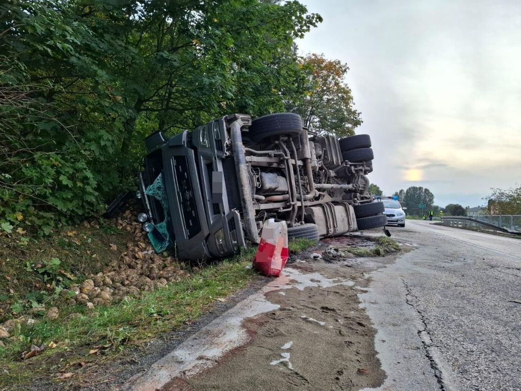 zdarzenie drogowe, ciężarówka, buraki cukrowe, przewóz buraków