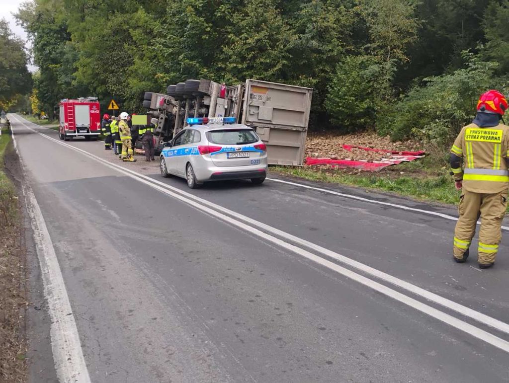 zdarzenie drogowe, ciężarówka, buraki cukrowe, przewóz buraków