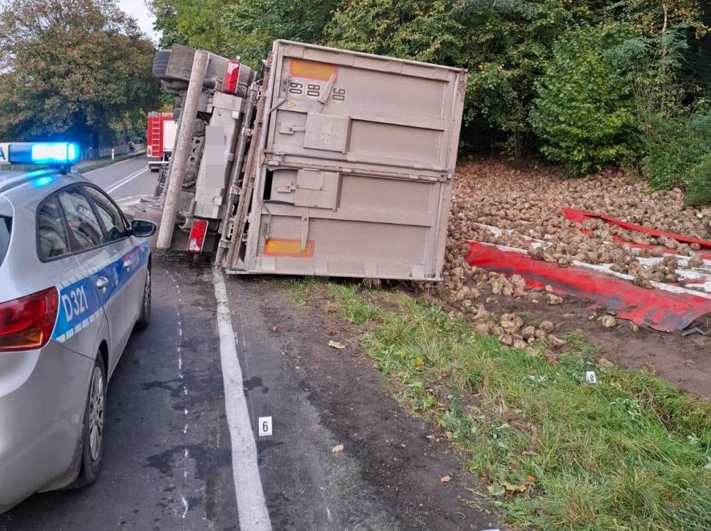 zdarzenie drogowe, ciężarówka, buraki cukrowe, przewóz buraków