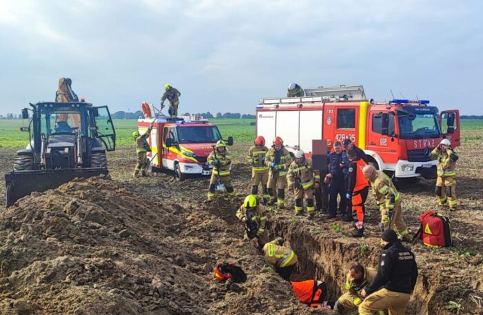 pole, wypadek, prace melioracyjne, ranny mężczyzna
