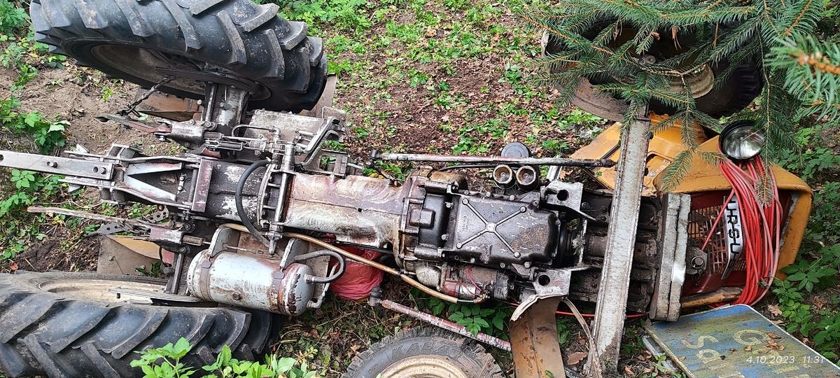 obszar leśny, wywrócony ciągnik, śmierć traktorzysty, przygniecenie