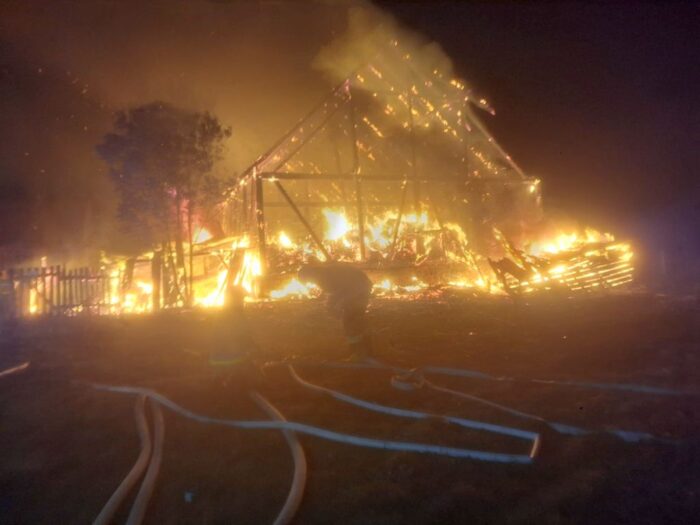 pożar, stodoła, ciągnik, budynek inwentarski