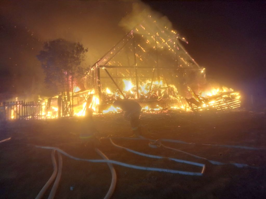 pożar, stodoła, ciągnik, budynek inwentarski