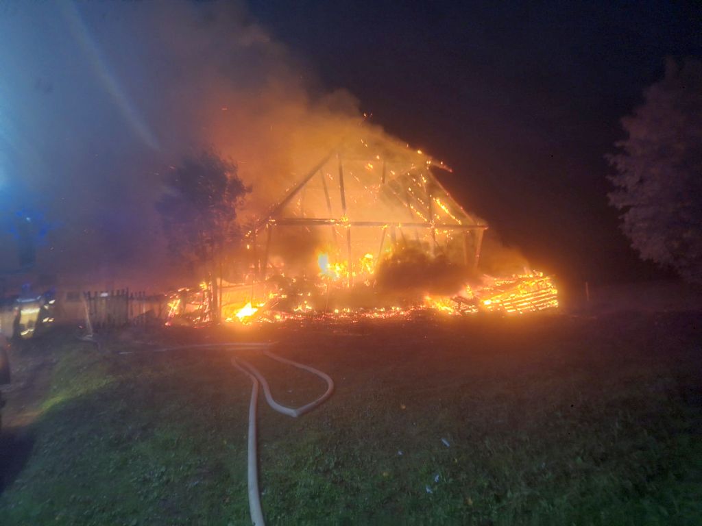 pożar, stodoła, ciągnik, budynek inwentarski