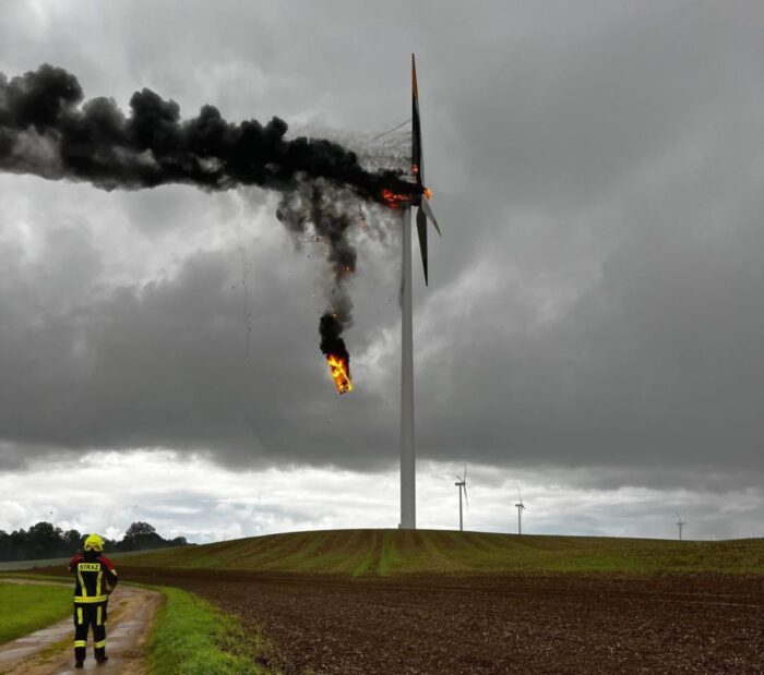 akcja gaśnicza, pożar, wiatrak, turbina wiatrowa