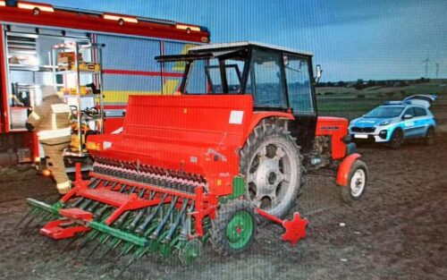 siewnik, wypadek, ręka, ranna kobieta