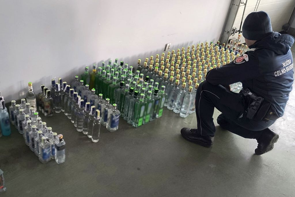 kas, służba celno-skarbowa, bazar, alkohol, papierosy