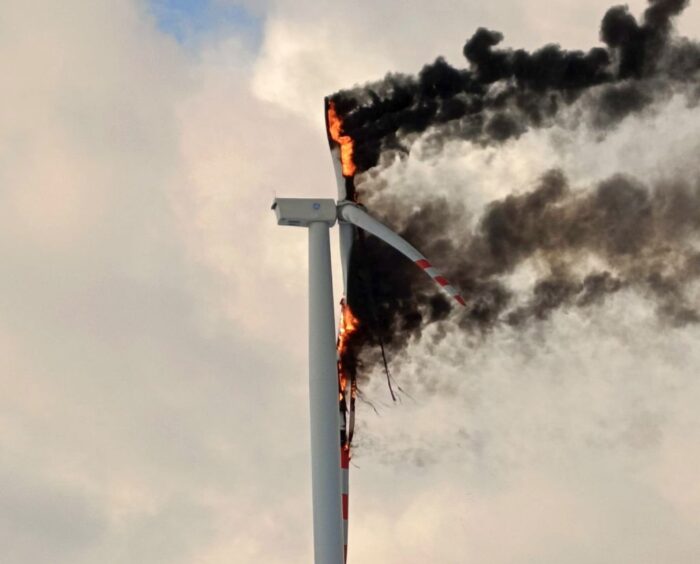 akcja gaśnicza, pożar, wiatrak, łopaty