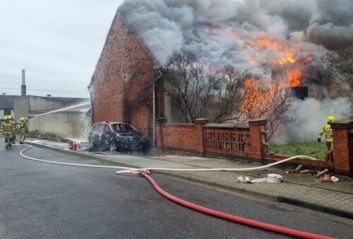 auto, stodoła, pożar, pożar stodoły, pijany kierowca
